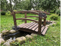 Маленький мостик из состаренного дерева