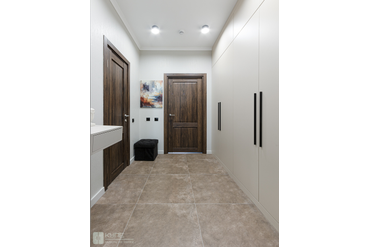 070 Шкаф с распашными дверями. Фасады и корпус - ЛДСП Egger U156 ST9 Бежевый песок. Ручки PH.RU02.512.BL PULSE (Россия)
