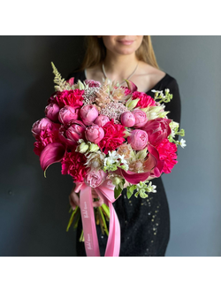 ЯГОДНЫЙ БУКЕТ С ЭКЗОТИЧЕСКОЙ ПРОТЕЕЙ, КУСТОВОЙ ПИОНОВИДНОЙ РОЗОЙ, КАЛЛАМИ И ЯРКИМИ ГВОЗДИКАМИ - ( АРТ С135)