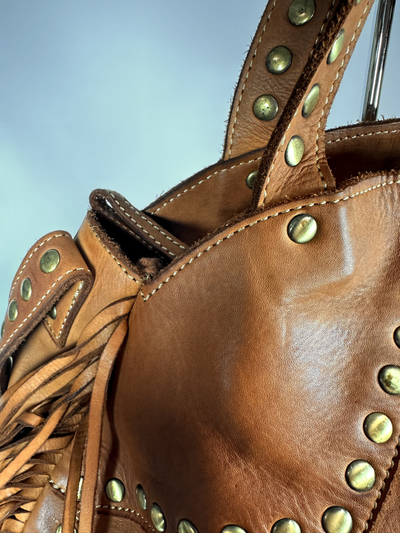 Женская сумка из натуральной вареной кожи с бахромой и заклепками Vera Pelle M&Marie 026870 CAMEL