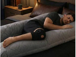 Длинная подушка для мужчин с молнией и ластовицей U  maxi 400 х 40 см холлофайбер с наволочкой на молнии серый сатин страйп