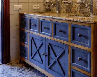 Тумба с двумя встроенными мойками с мраморной столешницей.