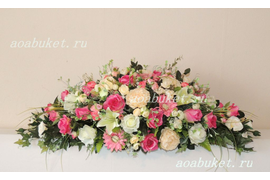 Композиции из искусственных цветов удлинённой формы на праздник добавят ярких красок и создадут атмосферу веселья и уюта 13