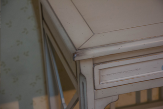 Письменный стол с боковой тумбой и одним ящиком под столешницей.