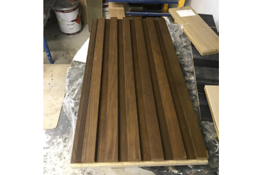 Изготовленный образец реечной панели из массива термоясеня.