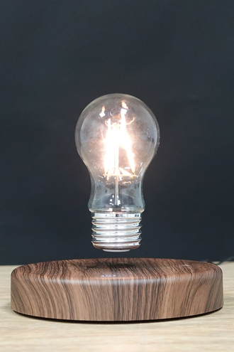 Левитирующая лампочка на деревянной подставке