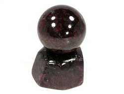 Редкость! Шар Гранат Альмандин с несколькими звездами астеризма на подставке из граната, Россия, Карелия (шар 41 мм, вес с подставкой 309 г) №37909