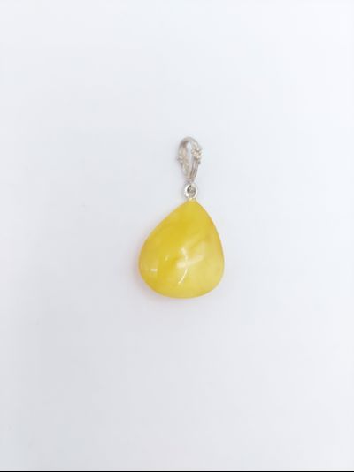 Кулон из матового янтаря 08597