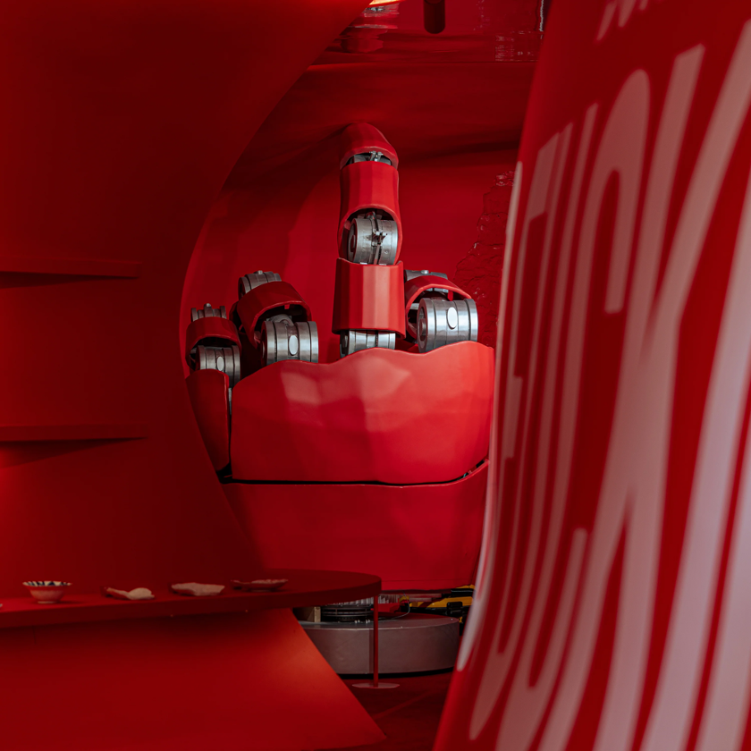 Скульптурные флаконы ORMAIE с характерными деревянными крышками.