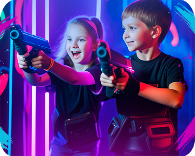 Дети улыбаются когда попадают на арену для игры в лазертаг и получают экипировку