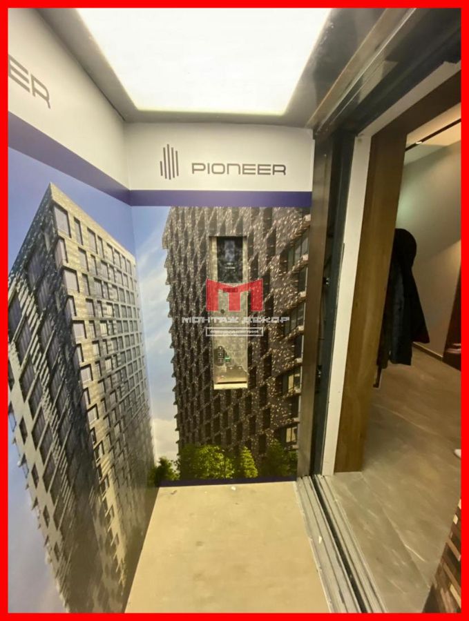 Монтаж пленки с интерьерной печатью на защитную обшивку лифта