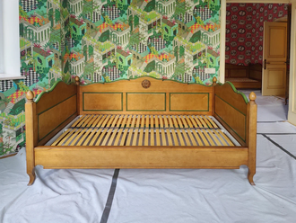 Кровать, в виде софы на резных ножках.