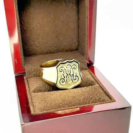 Мужской золотой перстень
