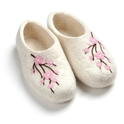 Войлочные тапочки «Цветение сакуры» белые