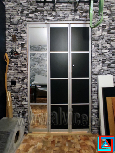 Комбинированный дверной блок из 3-х створок