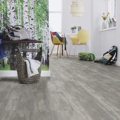 Виниловый пол Wineo 400 Stone Courage Stone Grey DB00137 в интерьере коридора