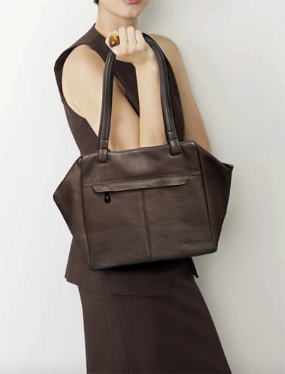 (АРТИКУЛ: 10006/8) СУМКА ЖЕНСКАЯ СРЕДНЕГО РАЗМЕРА, НАТУРАЛЬНАЯ КОЖА, ТЕМНО-КОРИЧНЕВАЯ, СПЕРЕДИ  КАРМАН, РУЧКИ ЧЕРЕЗ ПЛЕЧО