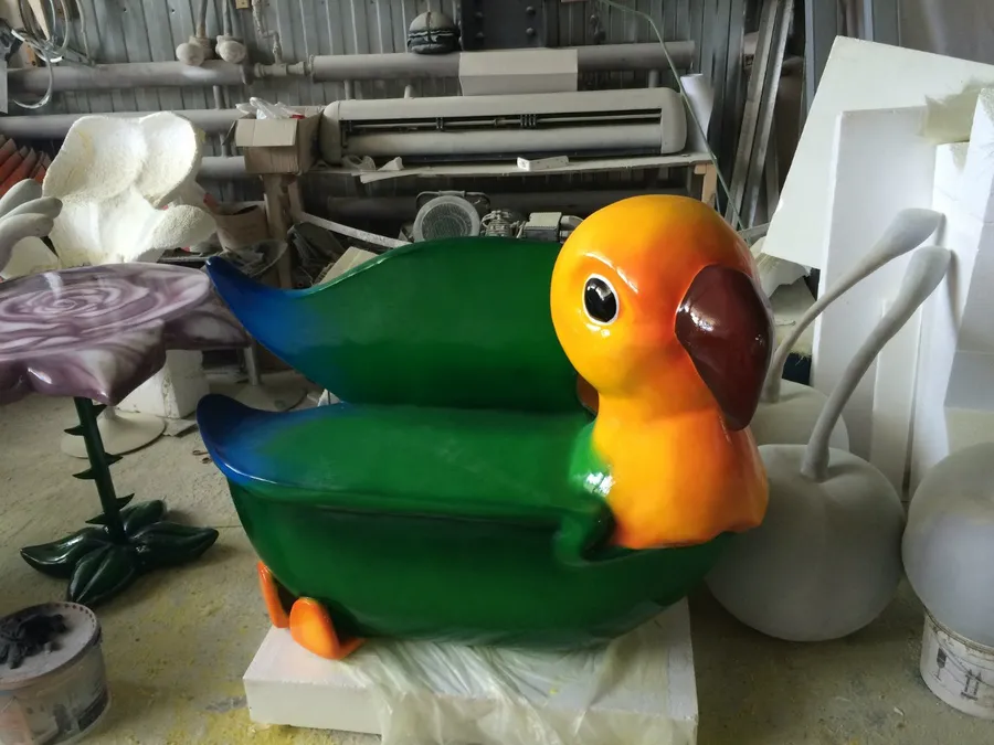 Пластиковые скамейки