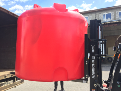 погрузка емкость КАС TR4500 с помощью вилочного погрузчика