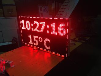 Электронное табло 960х480 мм. Цвет свечения - красный. Режим отображения: время, время/температура, трансляция текста, видео, анимации и графики. Лед табло для отображения текстовой и цифровой  информации.