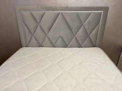 ОДНОСПАЛЬНАЯ, ДВУСПАЛЬНАЯ КРОВАТЬ КАРАТ, С МЯГКИМ ИЗГОЛОВЬЕМ, ФАНЕРА, НА НОЖКАХ, УСИЛЕННАЯ МЕТАЛЛОМ, С ПОДЪЕМНЫМ МЕХАНИЗМОМ И БЕЛЬЕВЫМ ЯЩИКОМ ОТ ПРОИЗВОДИТЕЛЯ