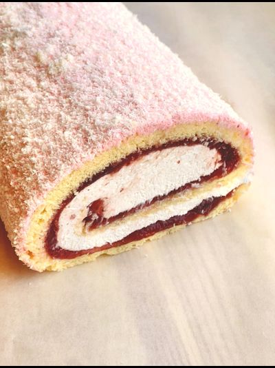 Рулет с клубникой "Снежный" (550г)