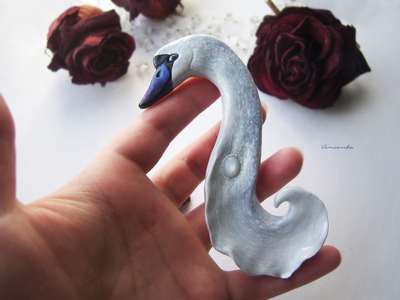 "Принцесса-Лебедь", волшебная брошь с натуральным лунным камнем (по мотивам "Лебединого озера")