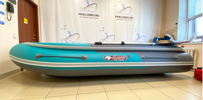 Моторная лодка REEF TRITON 370 S-MAX интегрированный фальшборт сбоку