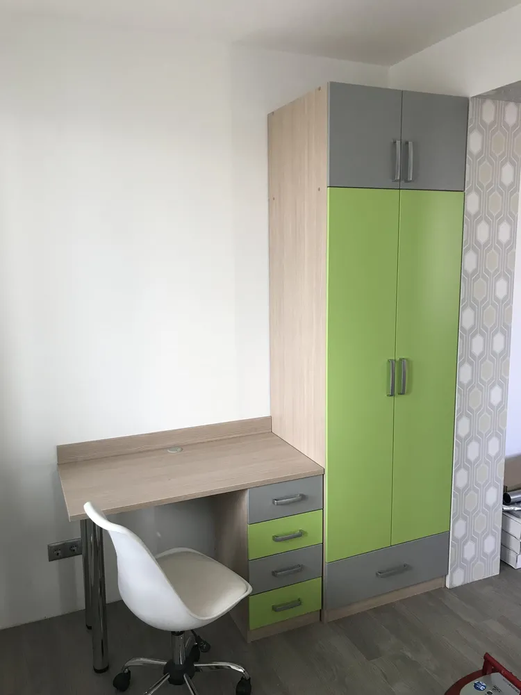 008 Шкаф и стол в детской.
