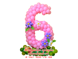 Розовая цифра 6 из шаров для девочки, декорированная нежными цветочками