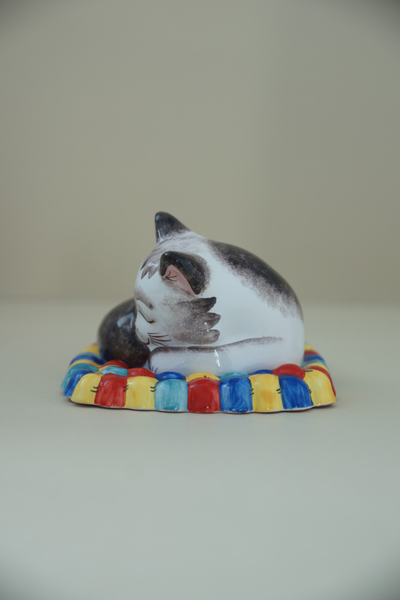 Кошка на ковре