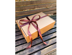 2 штуки - Подарочная коробка с наполнителем КРАФТ и коричневой лентой (32x22x10 см)