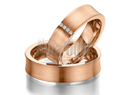 Классические обручальные кольца вогнутого профиля из красного золота с поперечной полоской бриллиант