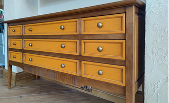 Комод с 9 ящиками на высоких ножках.