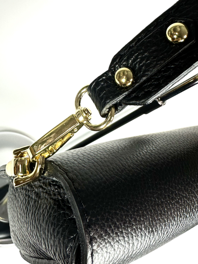 Женская кросс боди сумка с застежкой пчелкой из натуральной кожи Vera Pelle от M&Marie черного цвета