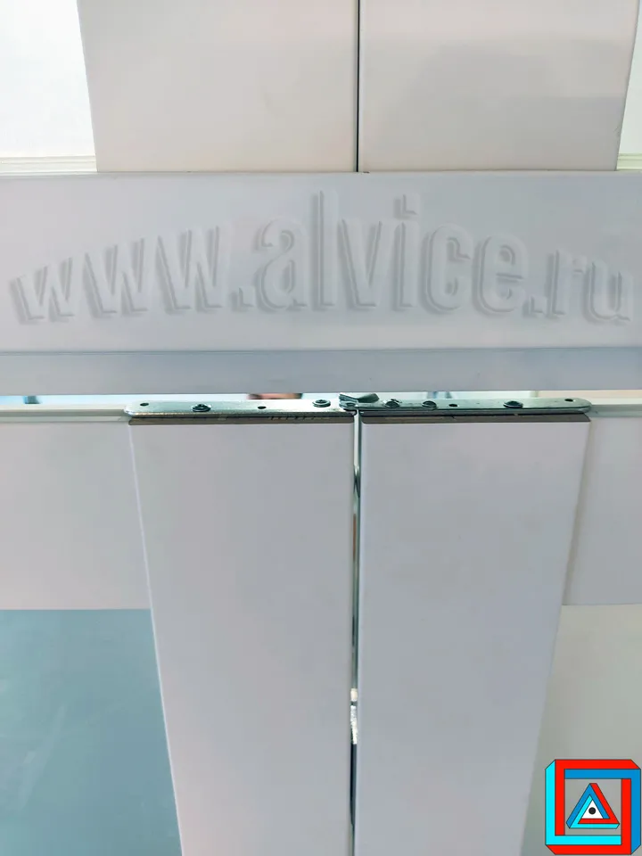 Петля-ножницы фиксирует створки в закрытом положении