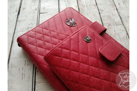 набор кожаных аксессуаров: ежедневник и обложка на паспорт. На обложках гербы РФ из серебра