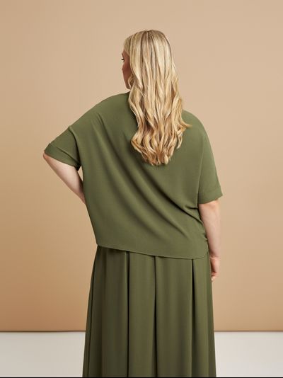 Женская рубашка с отложным воротником в синем и белом цветах