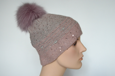 Розовая женская шапка с помпоном