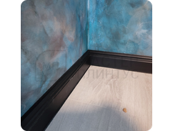 Плинтус ХДФ Dollken Cubu Hamburg Style 80мм Х 2,5 м 1144 Черный в интерьере 2