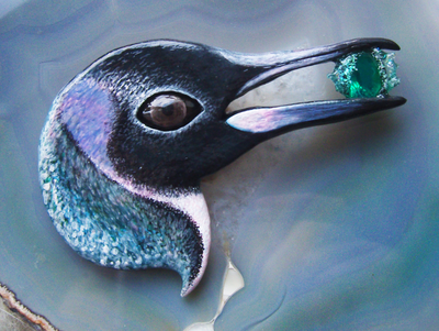 "Ледяной Пингвин Полярных Шаманов", волшебная брошь с изумрудом