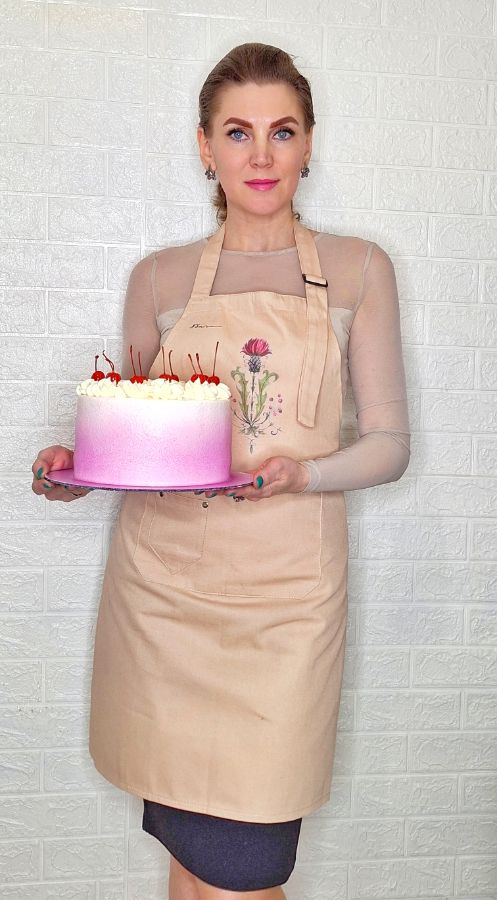 Кондитер Светлана Бортник в фартуке "Чертополох"