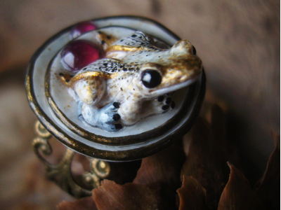 "Дневной светлячок Квакази", волшебное кольцо с лягушкой и натуральными родолитами