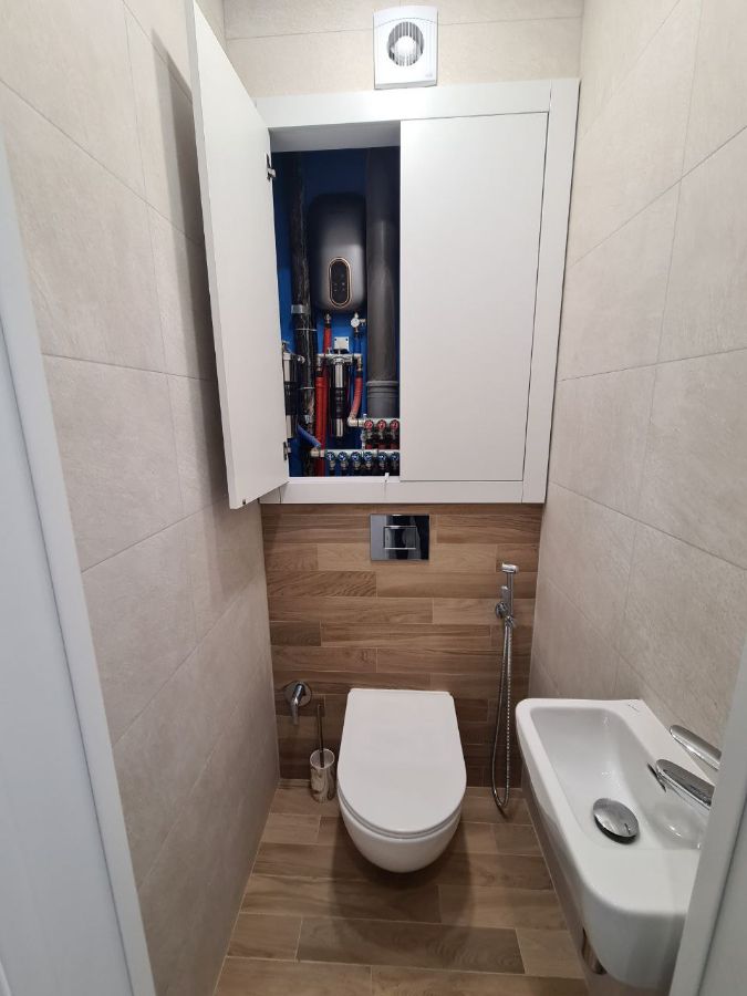 туалет с гостевой раковиной 