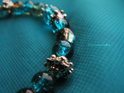 Отдых на лазурном берегу... Браслет в морском стиле с бусинами "кракле" и рыбкой