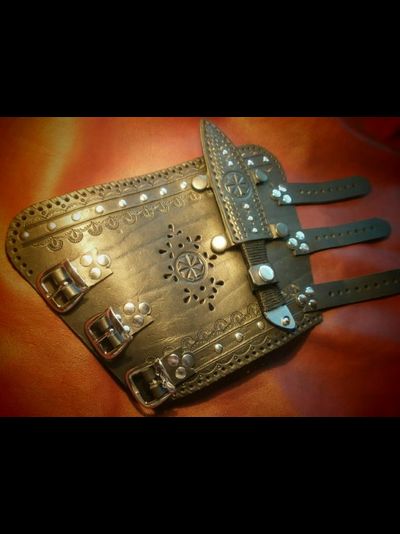 Наручи с ножом.