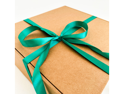 Подарочная коробка GILEV 32x32x12см (3 штуки) с наполнителем и зеленой лентой