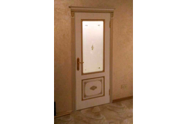 Остекленная белая дверь