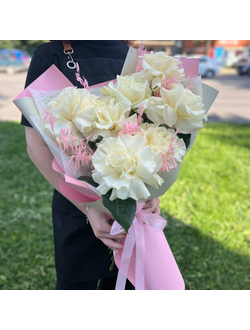 Букет из 7 французских белых роз в розовой упаковке