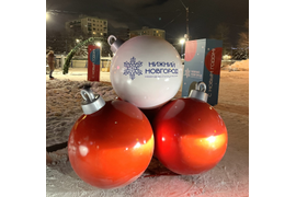 Новогодние шары из стеклопластика. Большие уличные фигуры.